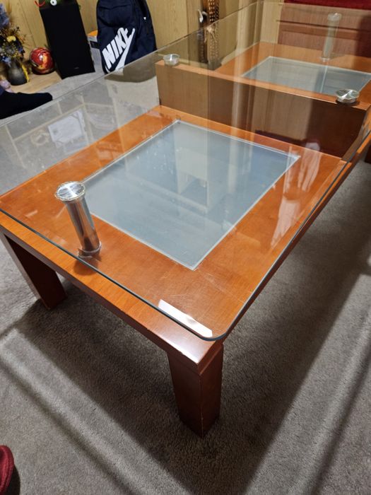 Масивна стъклена холна маса с дървена основа