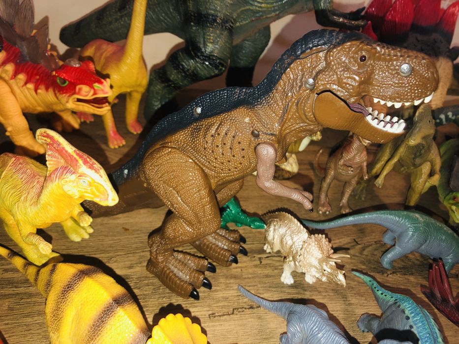 Лот Динозавти.