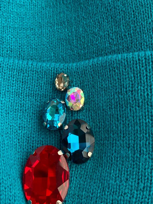 Уникална шапка с цветни кристали