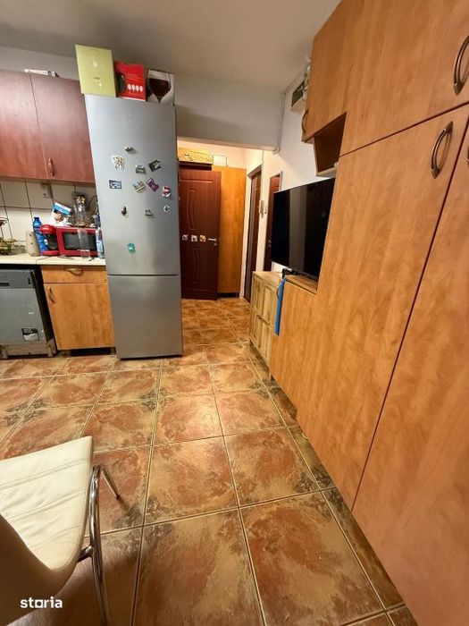 Apartament de vanzare, semidecomandat, 3 camere, et 1, Brazda