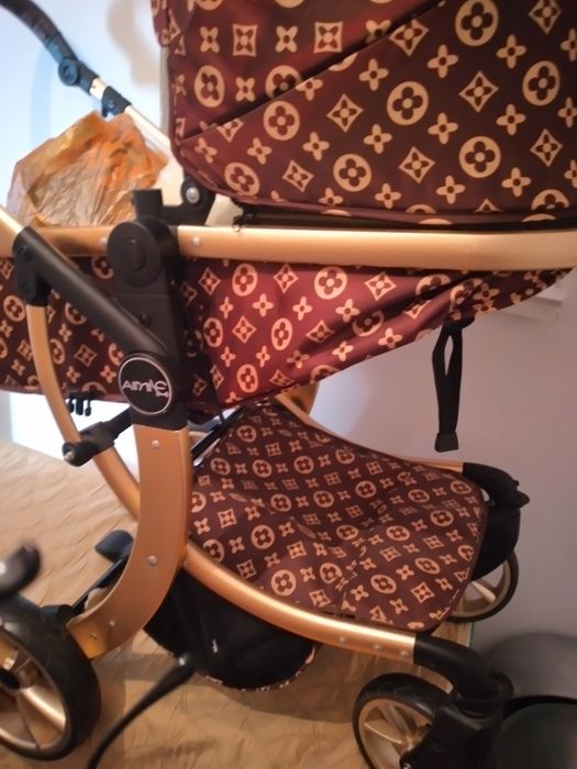 Дешево продам коляску.игрушки в подарок.