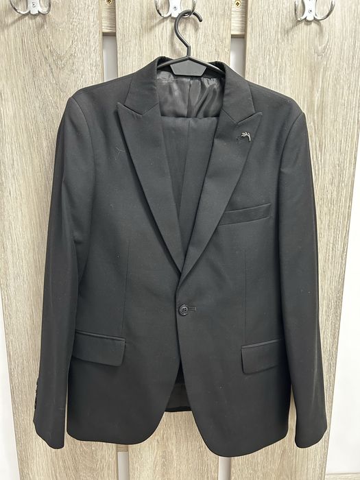 Costum barbati aproape nou