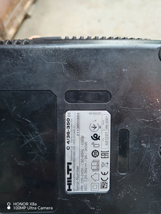 Vând încărcător și acumulator hilti