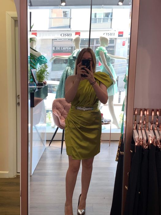 Rochie scurta, purtata o singura data.