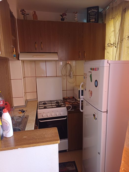 Închiriez apartament cu 2 camere
