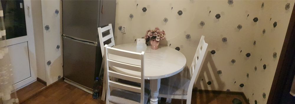 Продам круглый стол со стульями