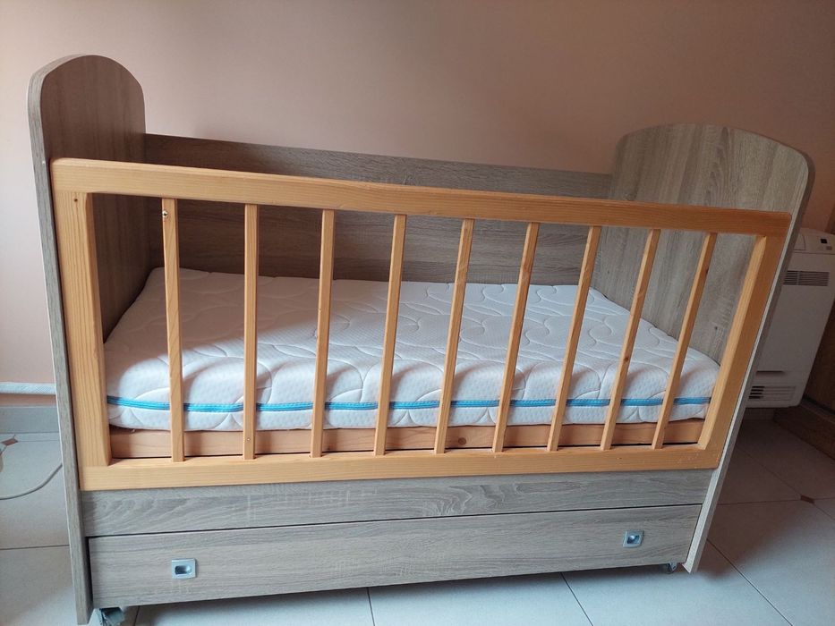 Дървена бебешка кошара с матрак