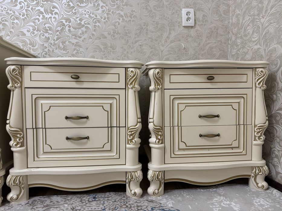 Продам зеркало с комодом и две тумбочки