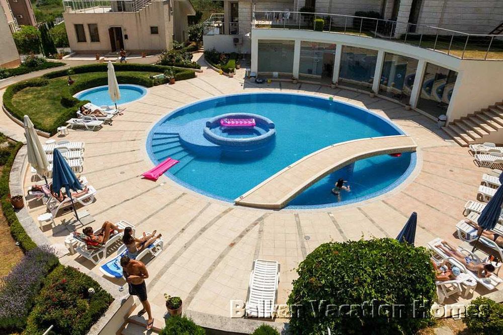 Триетажна къща близо до плажа в Бяла