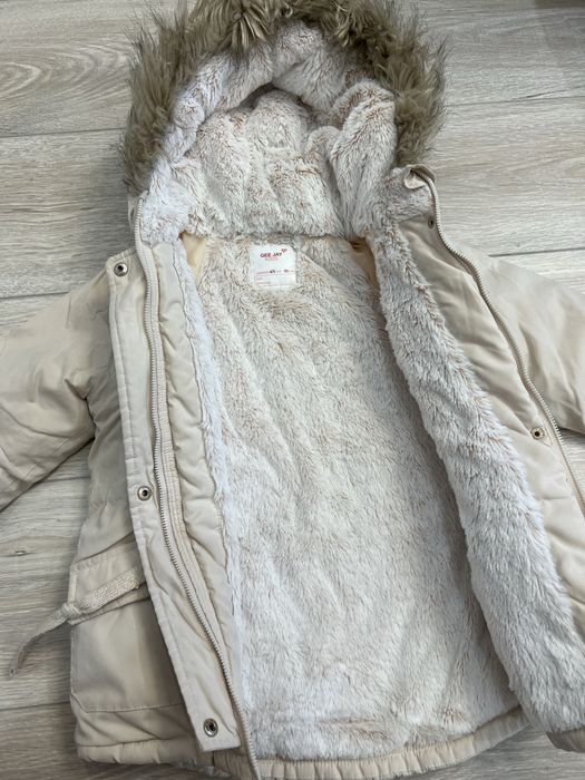 Продам куртку на девочку