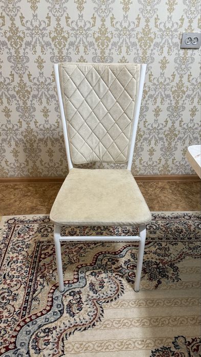 Кухонный стол со стульями