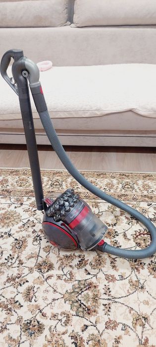 Продается пылесос дайсон в хорошом состояний