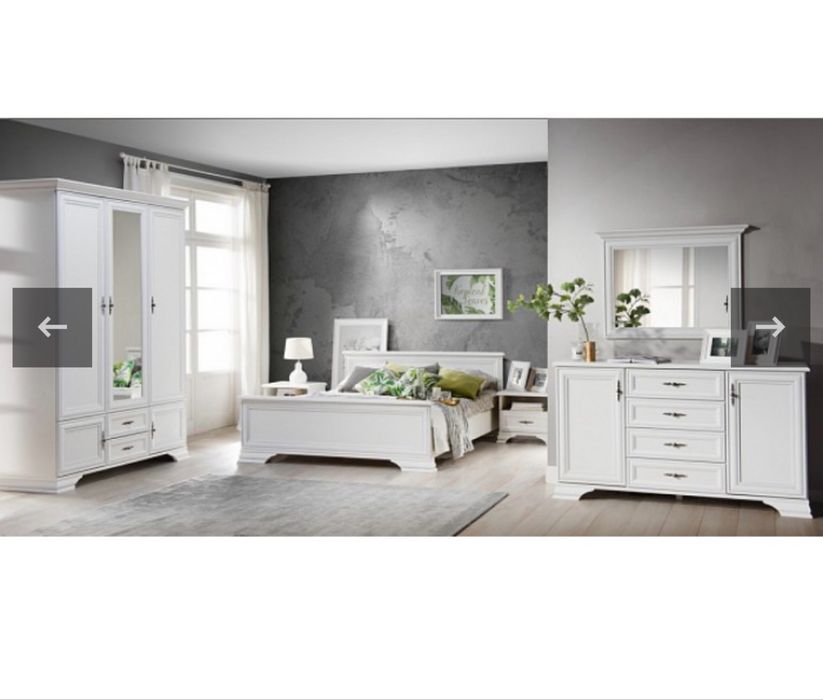 Зеркало в деревянной раме