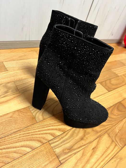 Нови обувки в черен цвят с кристали.