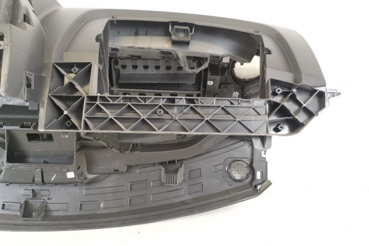 Оригинално арматурно табло в добро състояние тапицирано / Renault Clio