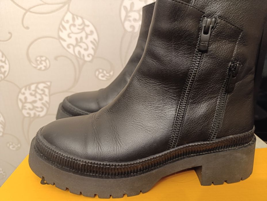 Ботинки женские продаю