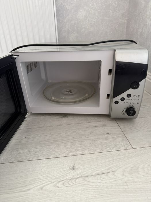 Продам микроволновку Электролюкс