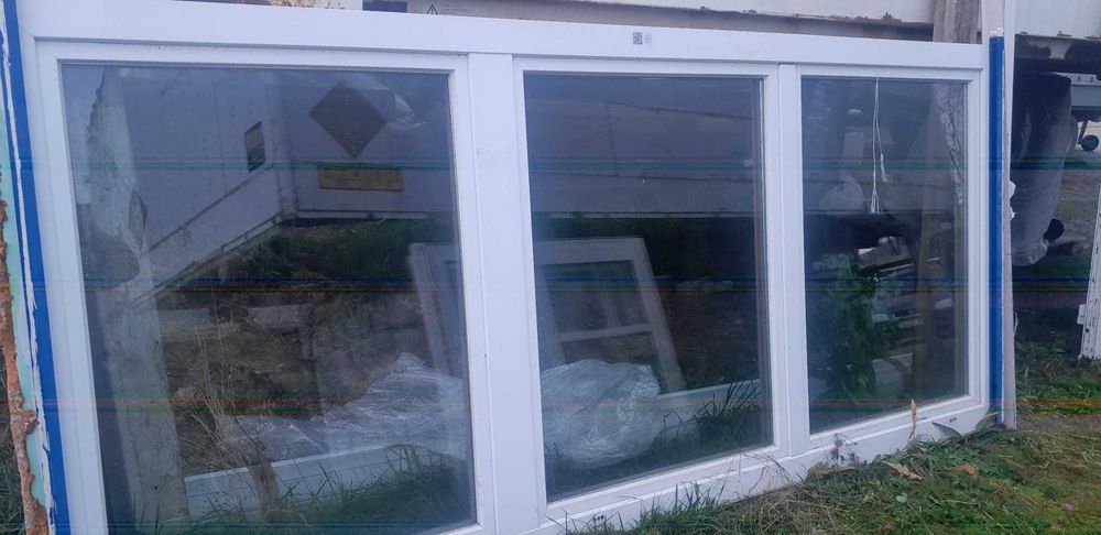 2 ferestre mari de vânzare