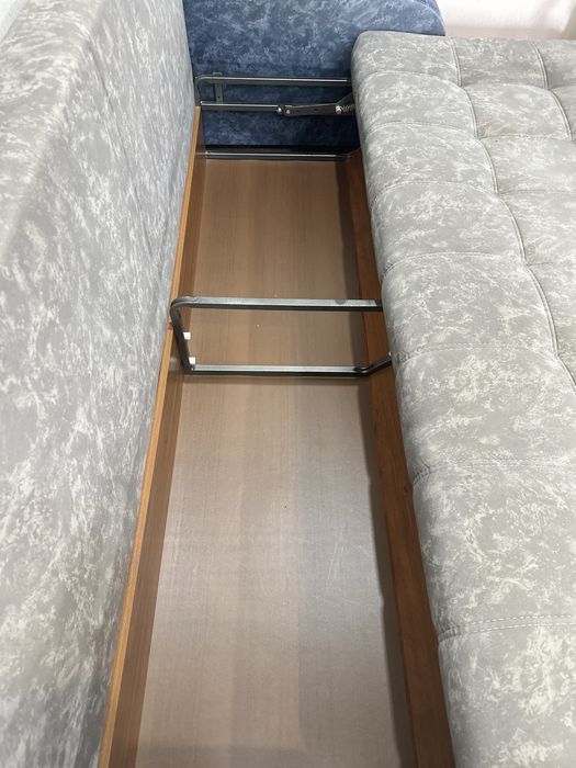 Диван с металическим каркасом