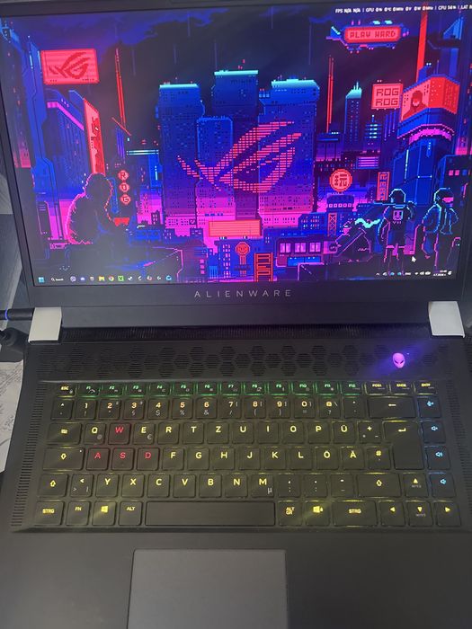Мощен лаптоп с много RGB. Моделът е Alienware m15. RTX 3060. Intel core i7-11800H. 16gb ram. Купен за 6000€ от емаг