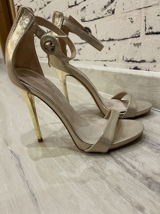 Отворени обувки с висок ток