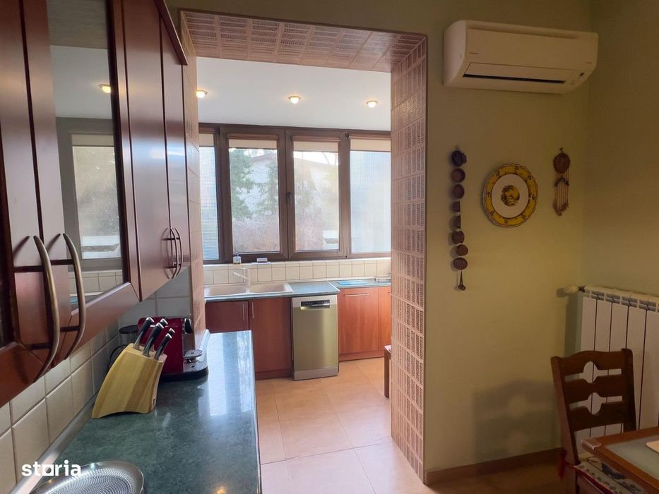 Apartament in vila cu curte la 50 metri de parc.