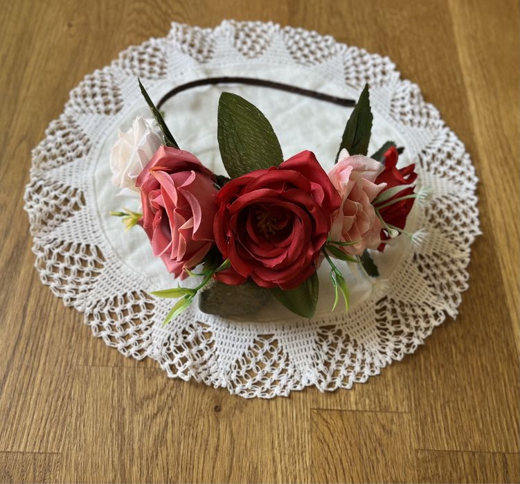 Диадема с цветя ,ръчна изработка.