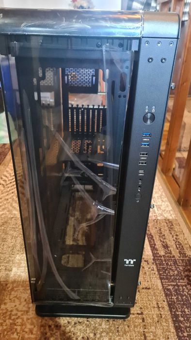 Компютърна кутия Thermaltake core p8 TG - Чисто Нова!