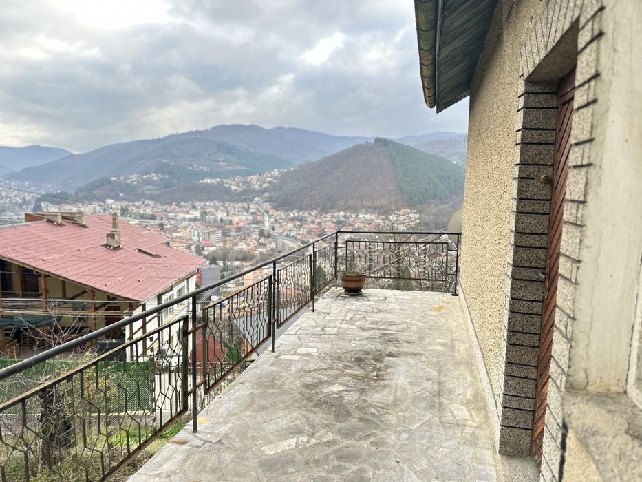 Масивна двуетажна къща гр.Своге