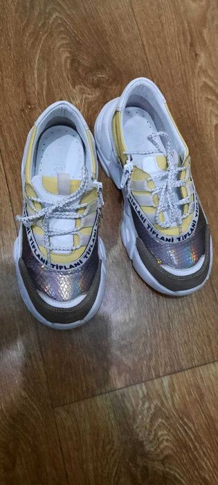 Кожаные кроссовки на весну-осень на девочку