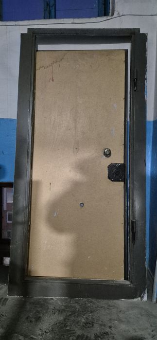 Продам железную дверь