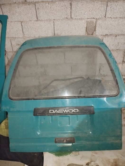 Damasnig orqa kapoti