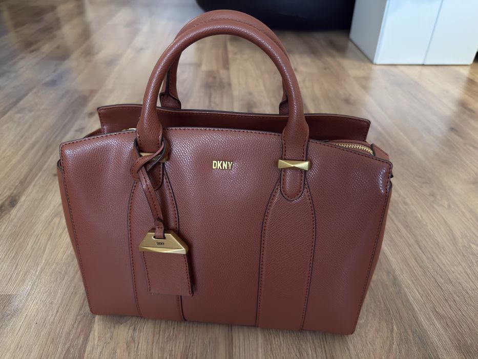 Кожена чанта на DKNY