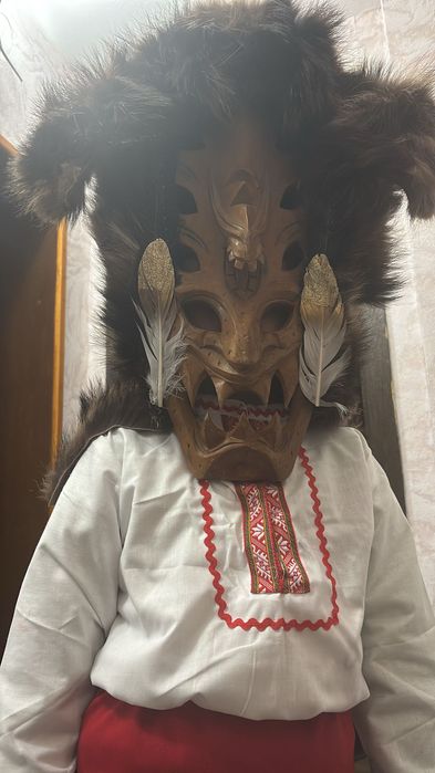 Сурвакарски маски с кожи и дърво