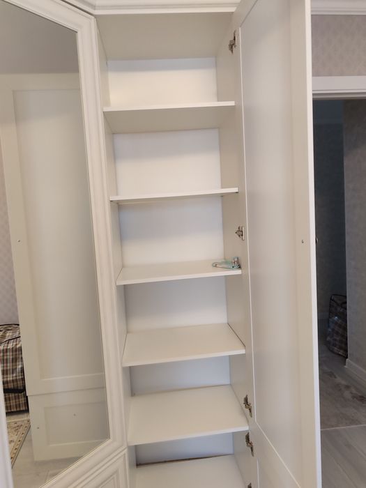 Продам шкаф трёхдверный.