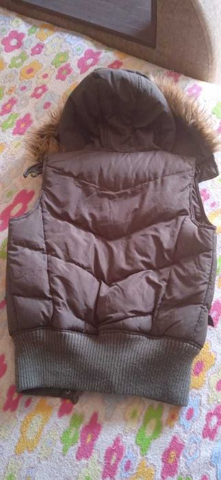 Жилет утеплённый с капюшоном