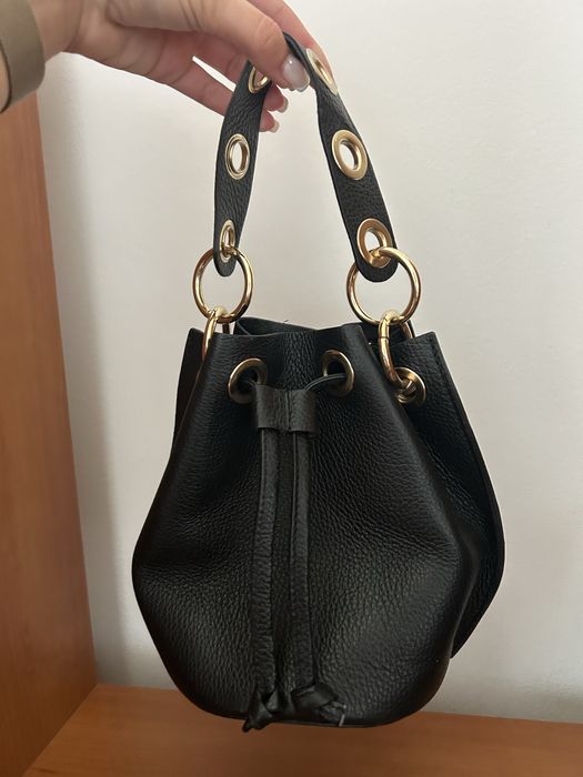 Кожена чанта със златни детайли