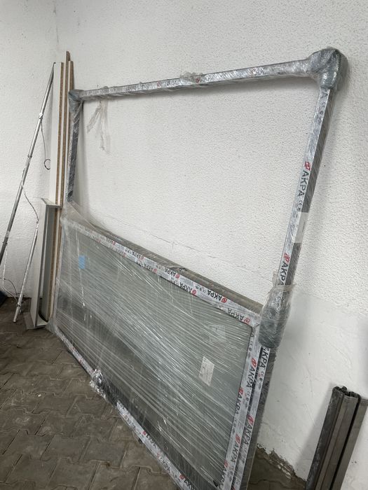 Vand usa dubla din aluminiu de 200x 180 cu doua usi glusante de cate 90 de cm fiecare, ideala pentru balcoane terase etc..