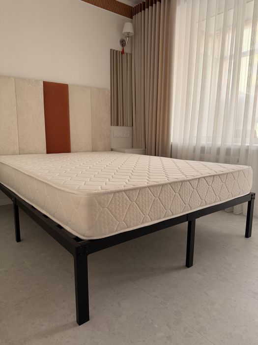 Кровать с матрасом