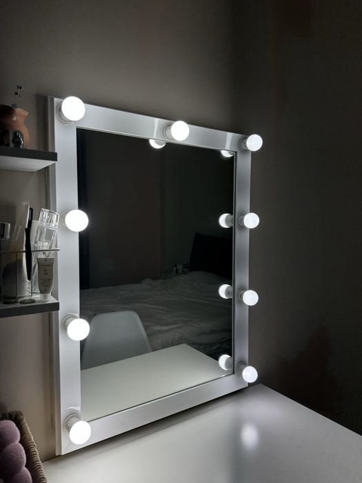 Продам зеркало гримерное с лампами