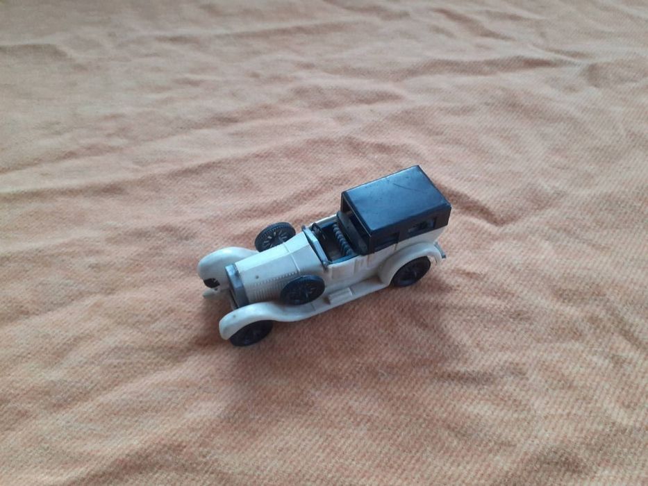 Mașină veche Isotta Fraschini de colecție.