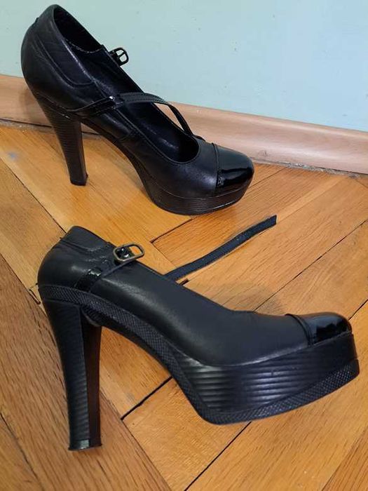Продавам кожени обувки на висок ток и платформа