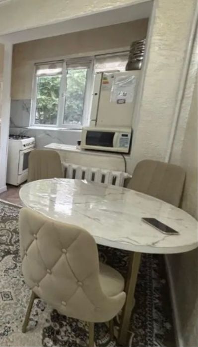Продам красивый стол и 4 стула