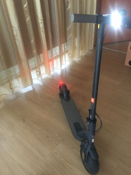 Vand trotineta electrica Xiaomi noua cu toate accesoriile si roata de rezerva!!