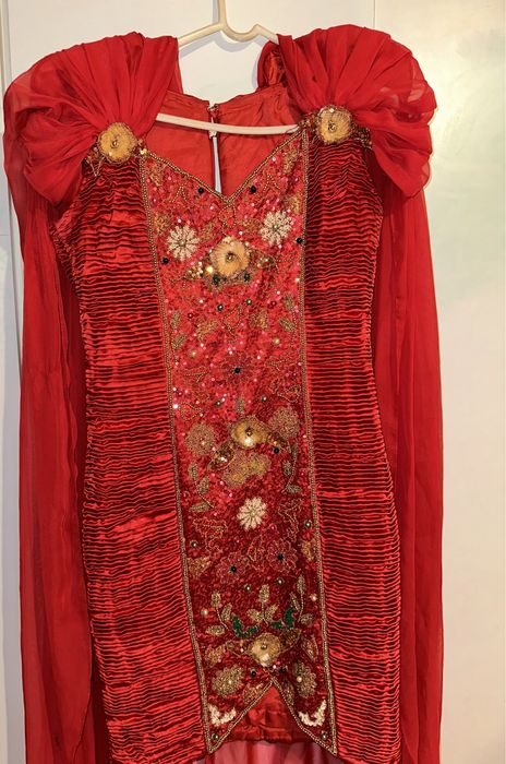 Rochie de seară scurtă cu trenă din spate