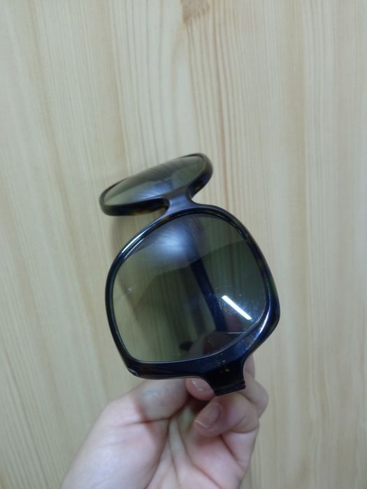 Parfum și ochelari de soare