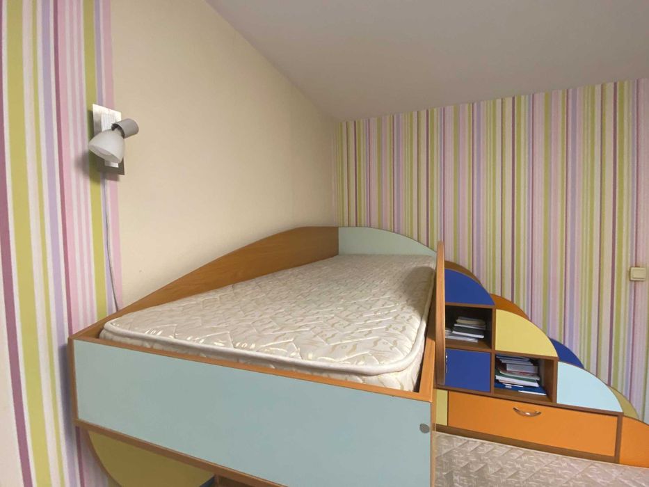 Легла на два етажа детска стая – 3 легла и две бюра