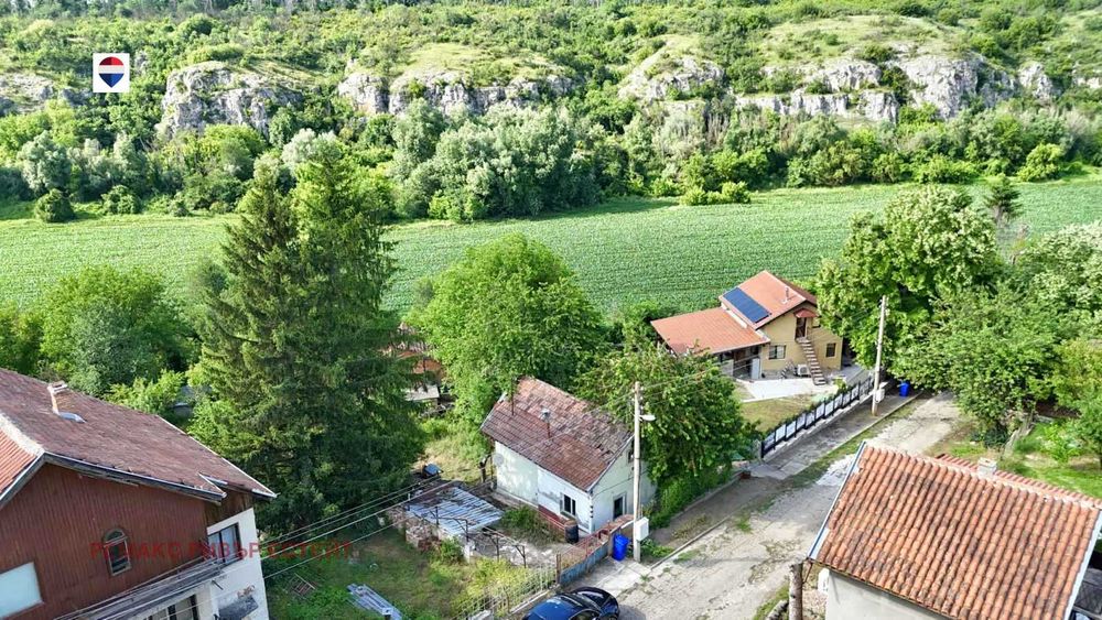 Къща с двор за продажба в с. Божичен