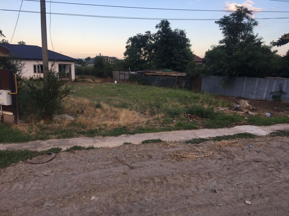 Vând casă în Șivița ,la șosea din cărămidă.Totodată construim și case după placul și proiectul cumpărătorului ,cu un avans de jumătate de preț.