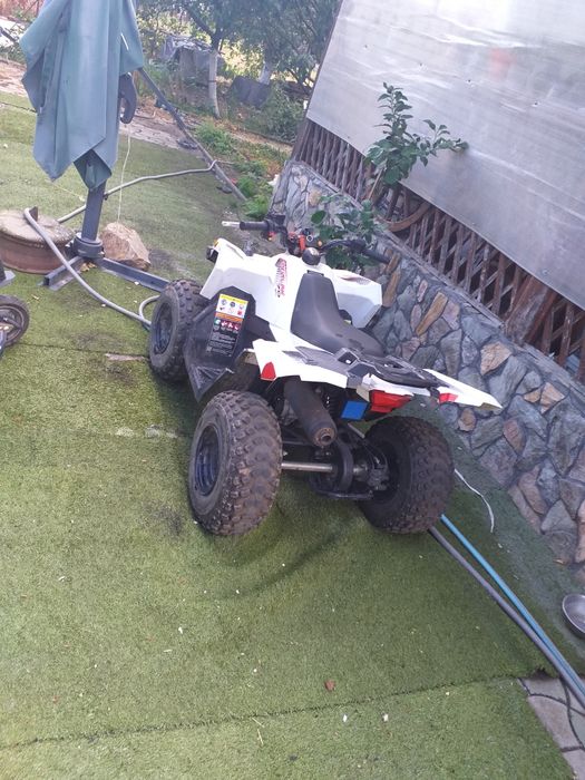 Vând atv polaris